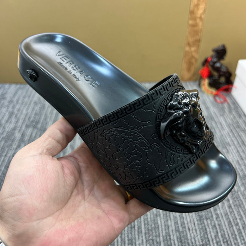 YVS7 Unisex Slippers in Leather - product image from the listing.
