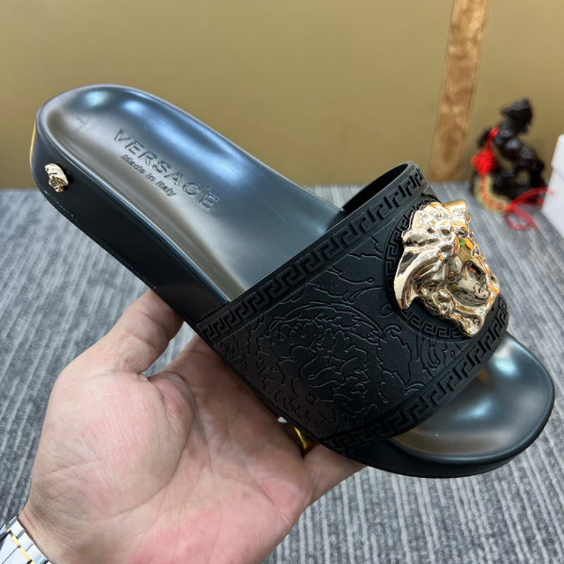 YVS7 Unisex Slippers in Leather - product image from the listing.