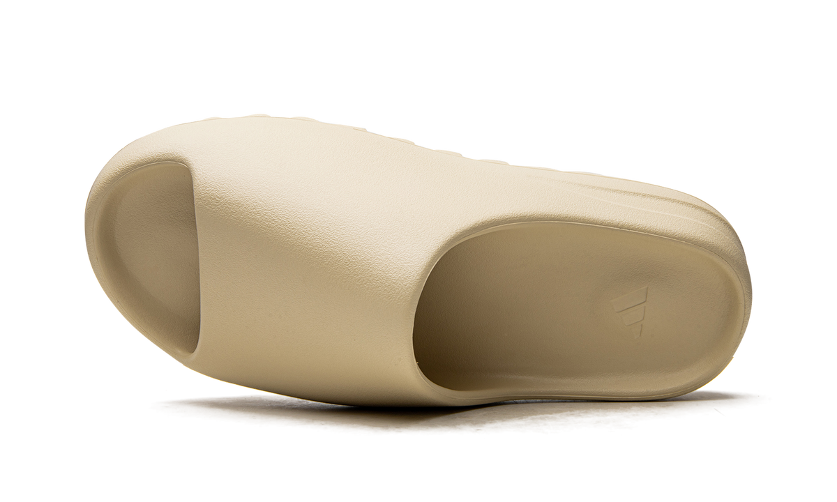 "Bone 2022" Yeezy Slide FZ5897 - product image from the listing.