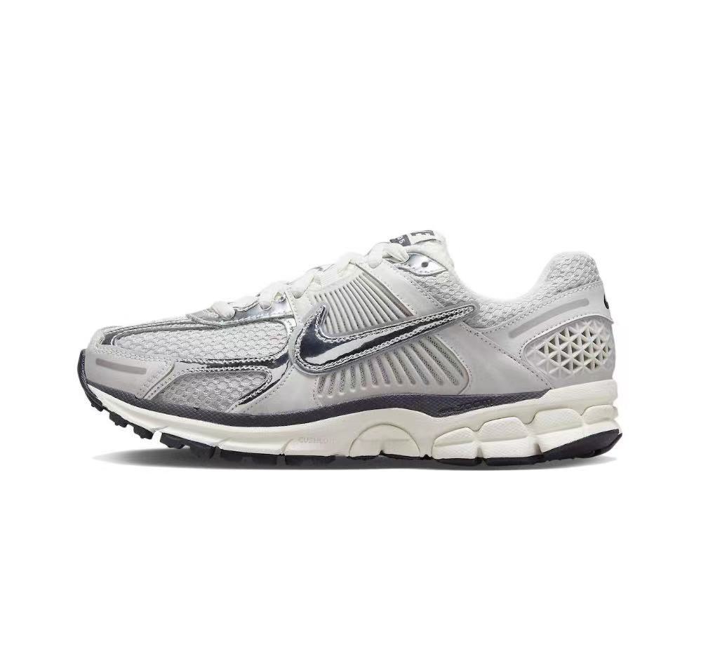 Light Grey Nike FD0884-025 Sneakers - product image from the listing.