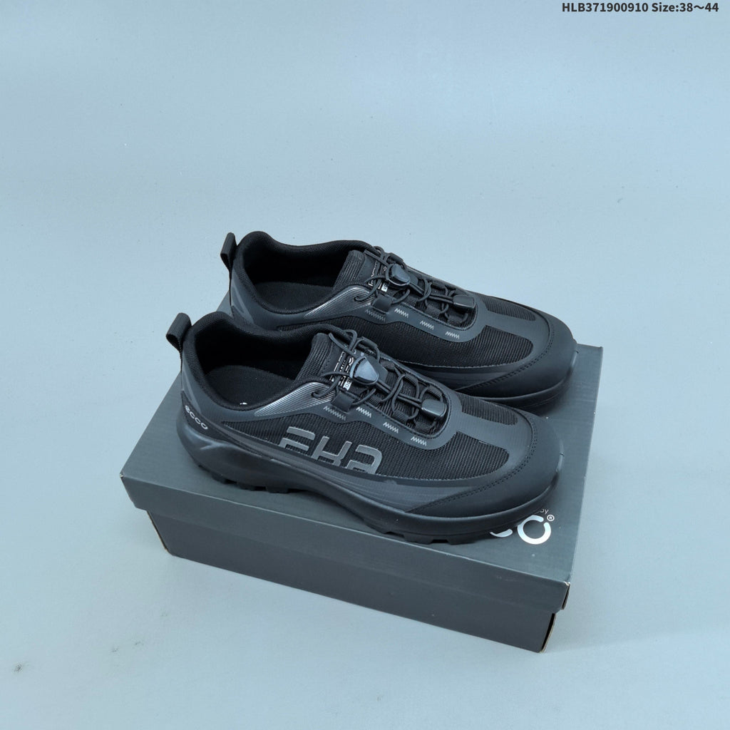 Men's ECCO Low-Top Outdoor Sneakers, Black or Off-White - product image from the listing.