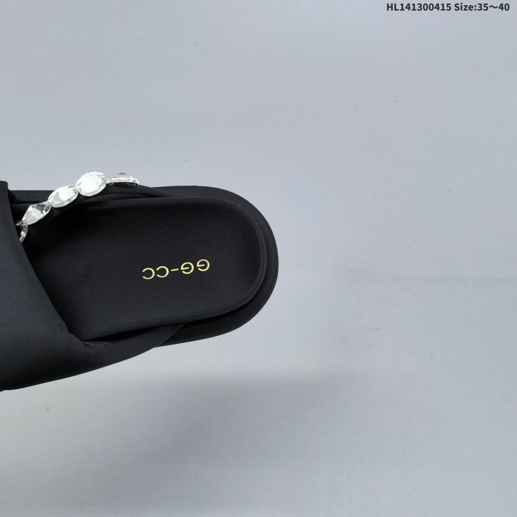 GG-CC Black Platform Thong Sandals with Embellishment - product image from the listing.