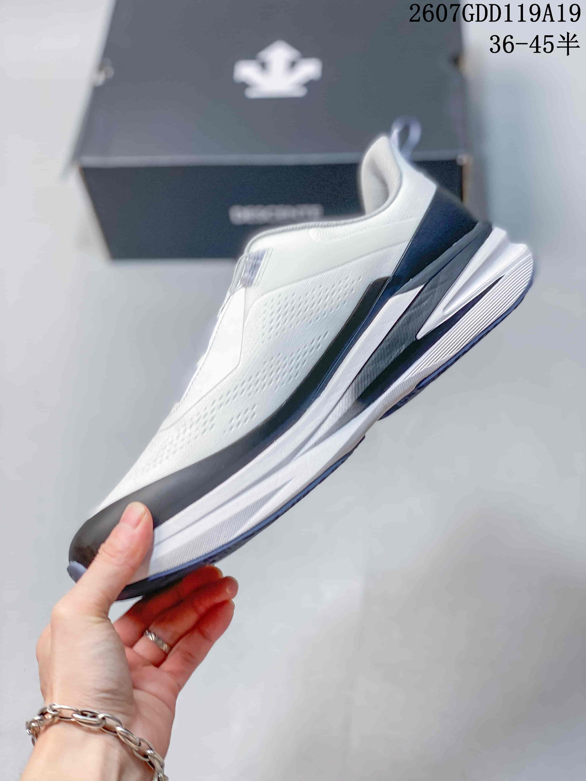 DESCENTE Z-FOAM BOA Running Shoes in White 07GDD119A19 - product image from the listing.