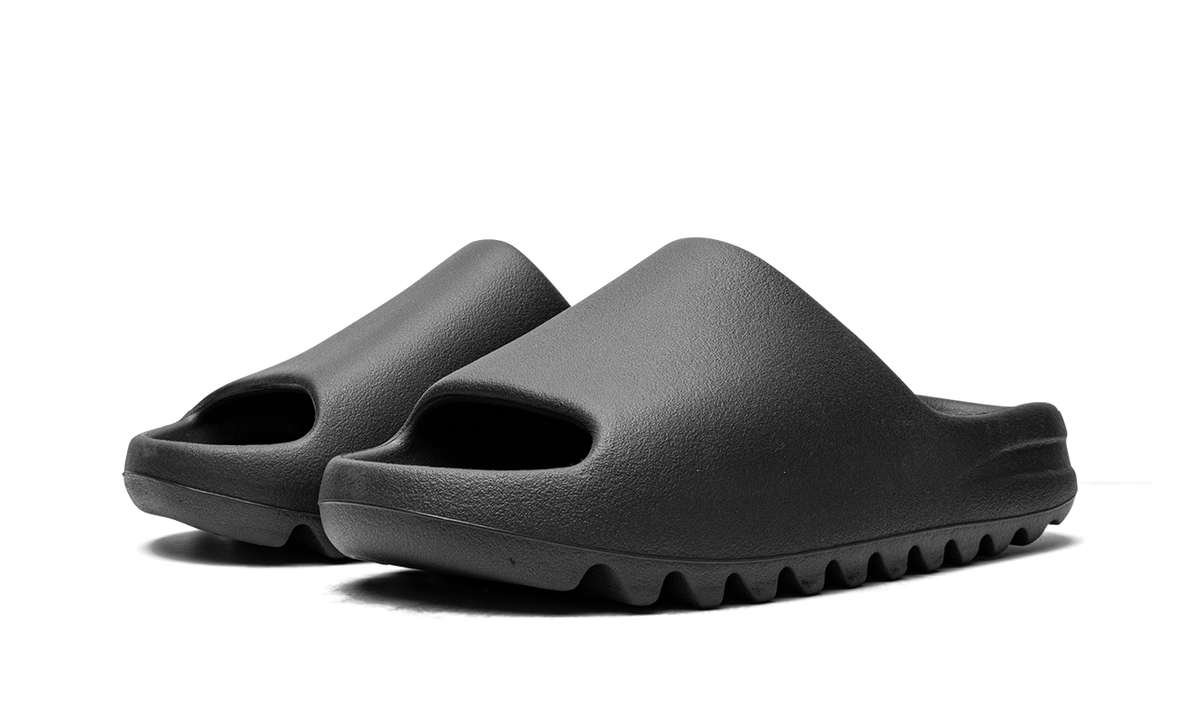 "Onyx 2022/2023" Yeezy Slide HQ6448 - product image from the listing.