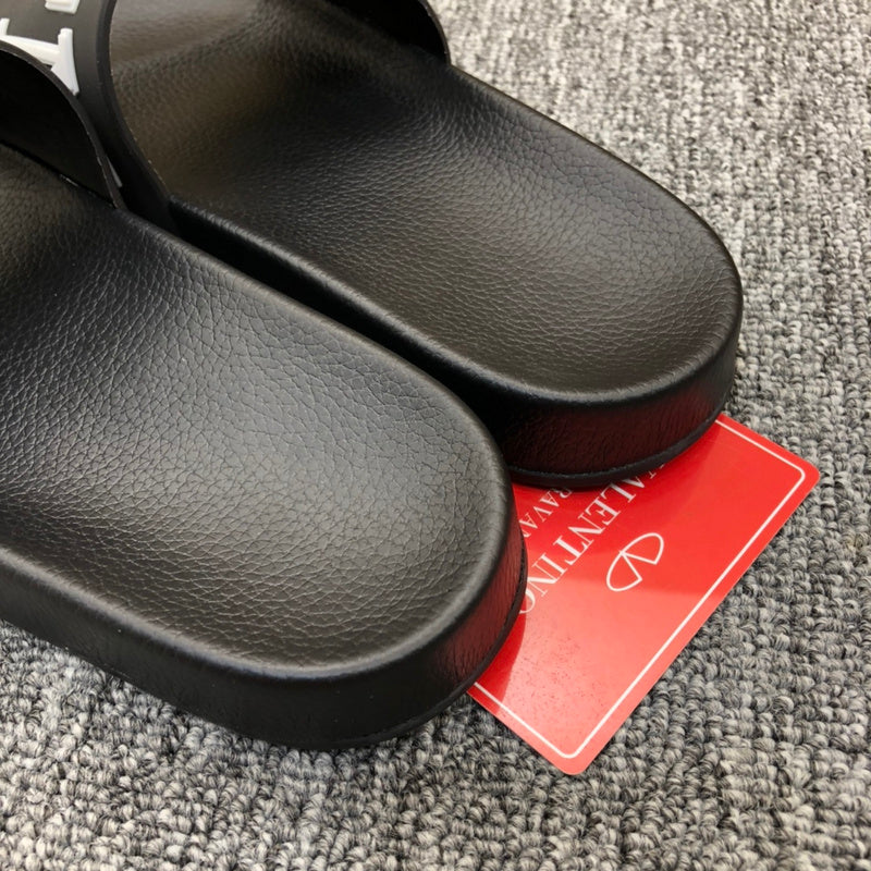 YVS3 Unisex Slippers in Leather - product image from the listing.