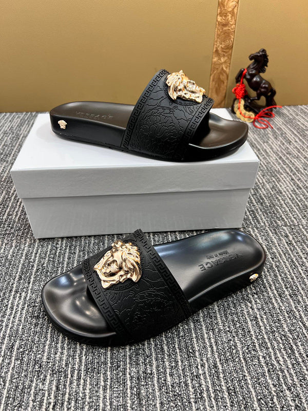 YVS7 Unisex Slippers in Leather - product image from the listing.