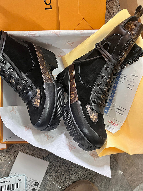 LVSS1 Lady fine quality 35-42 Footwear With box - product image from the listing.