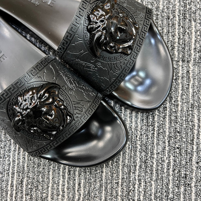 YVS7 Unisex Slippers in Leather - product image from the listing.