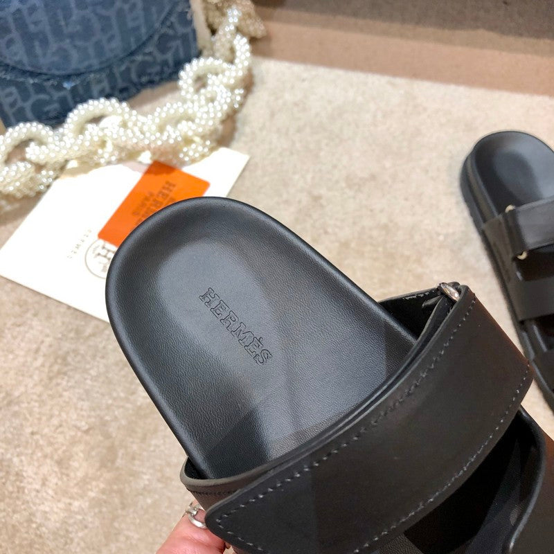 MJHS1 Unisex Slippers in Leather - product image from the listing.