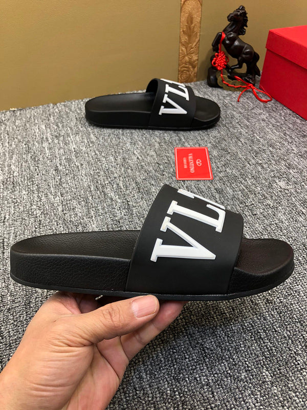 YVS3 Unisex Slippers in Leather - product image from the listing.