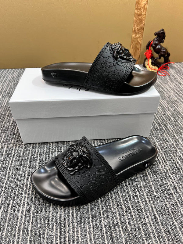 YVS7 Unisex Slippers in Leather - product image from the listing.