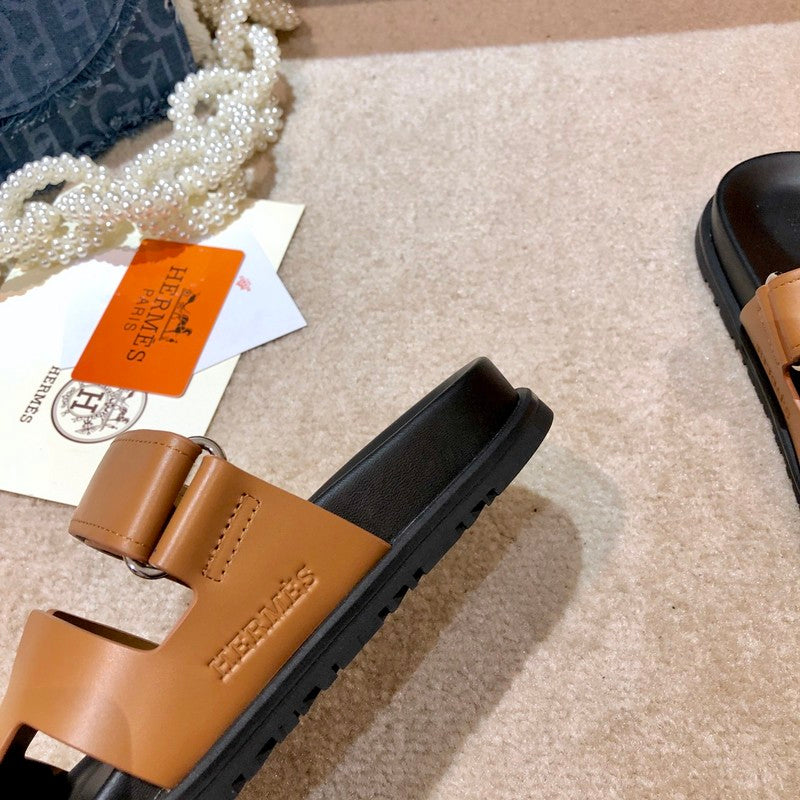 MJHS1 Unisex Slippers in Leather - product image from the listing.