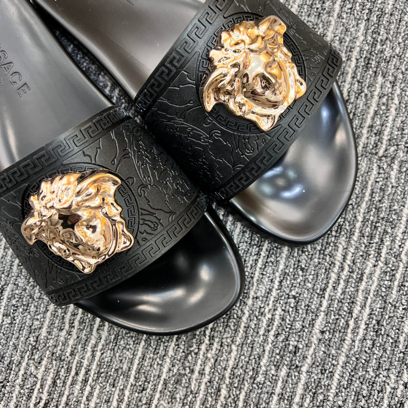 YVS7 Unisex Slippers in Leather - product image from the listing.