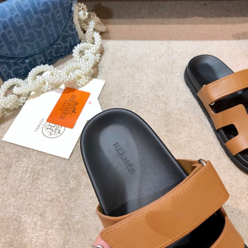MJHS1 Unisex Slippers in Leather - product image from the listing.