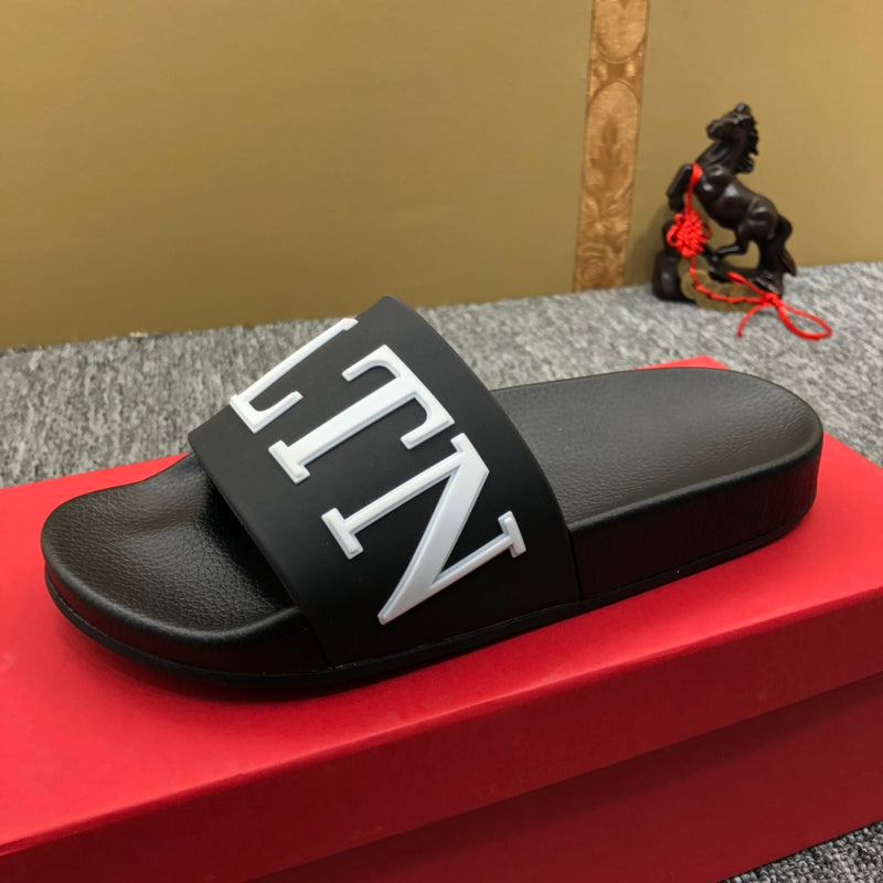 YVS3 Unisex Slippers in Leather - product image from the listing.