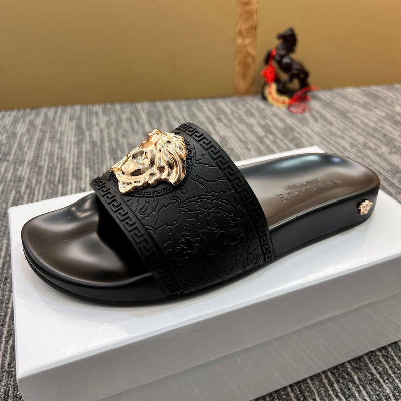 YVS7 Unisex Slippers in Leather - product image from the listing.