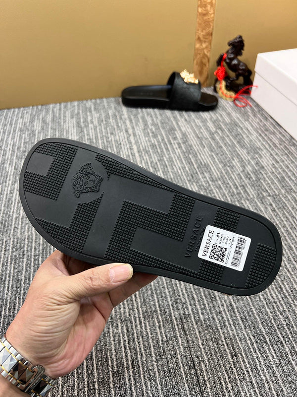 YVS7 Unisex Slippers in Leather - product image from the listing.