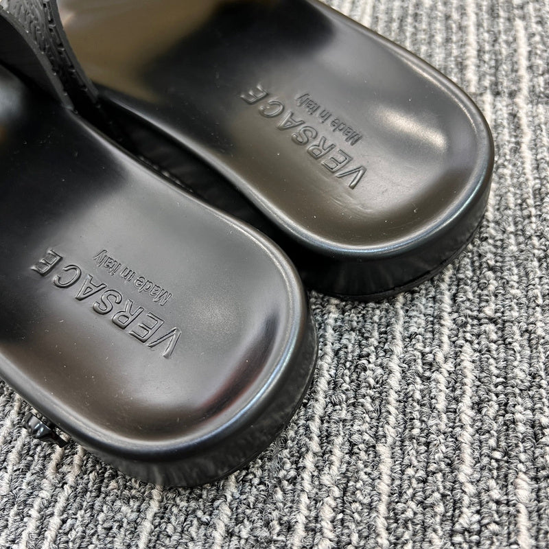 YVS7 Unisex Slippers in Leather - product image from the listing.
