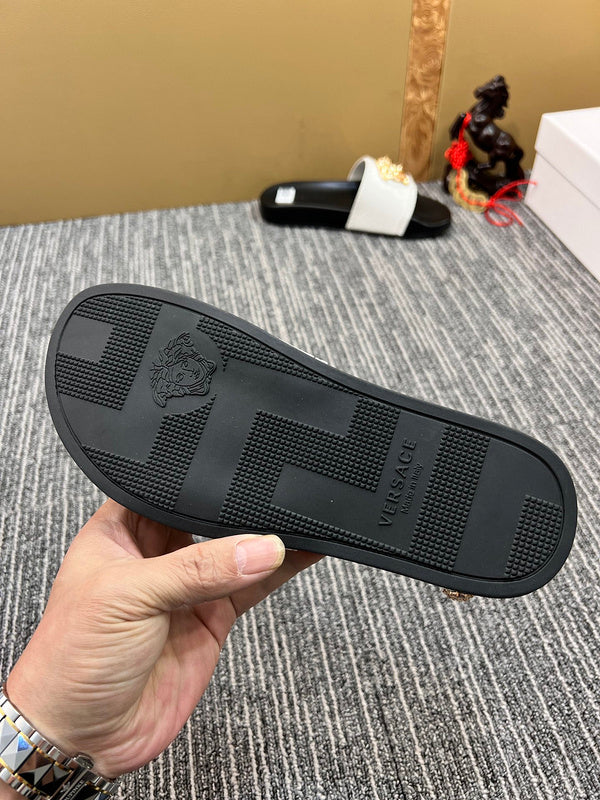 YVS7 Unisex Slippers in Leather - product image from the listing.