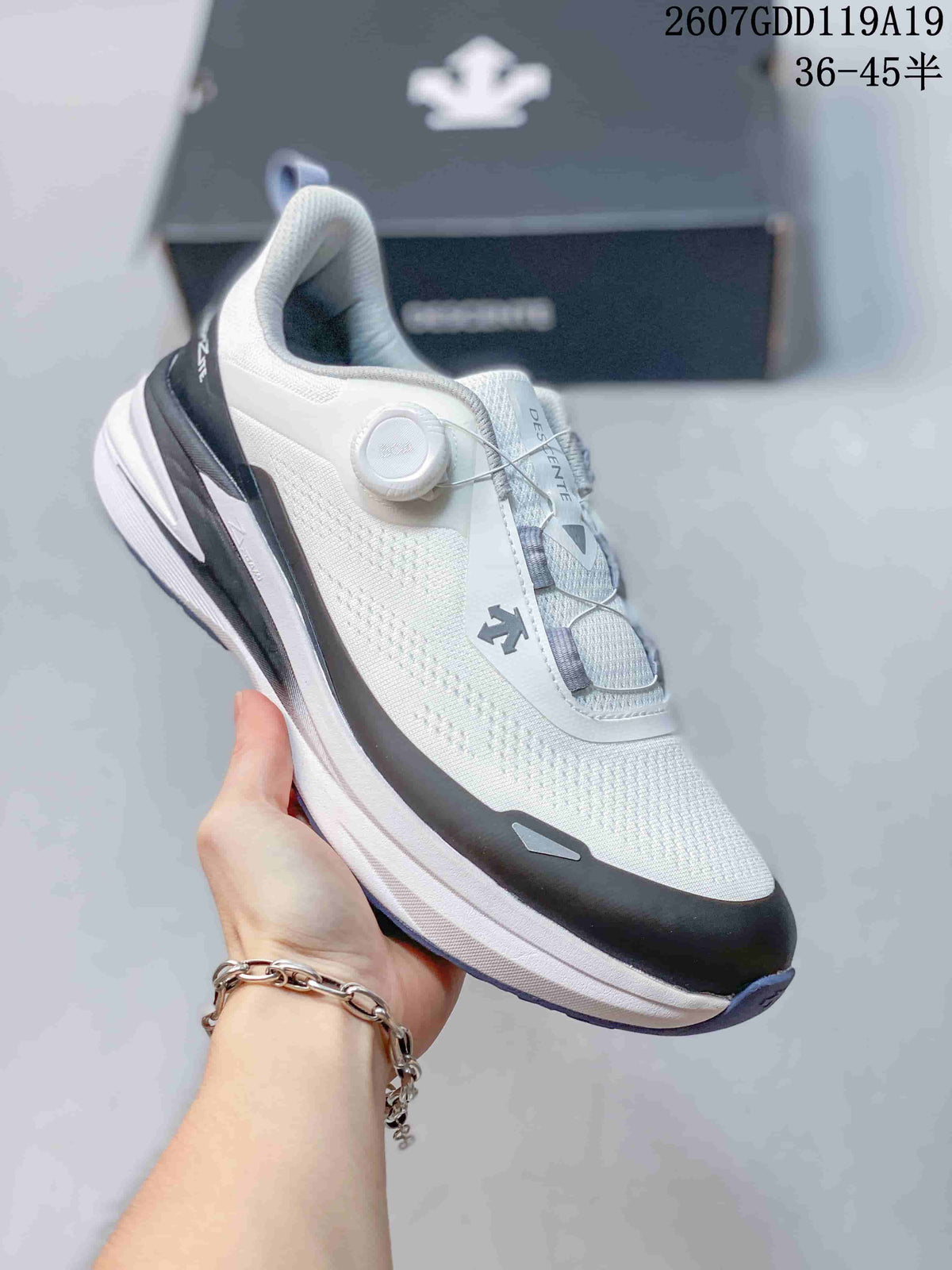 DESCENTE Z-FOAM BOA Running Shoes in White 07GDD119A19 - product image from the listing.