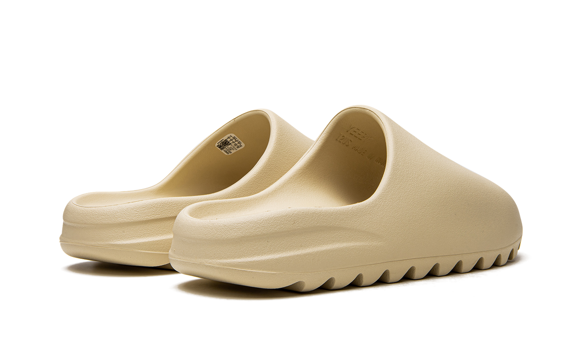 "Bone 2022" Yeezy Slide FZ5897 - product image from the listing.