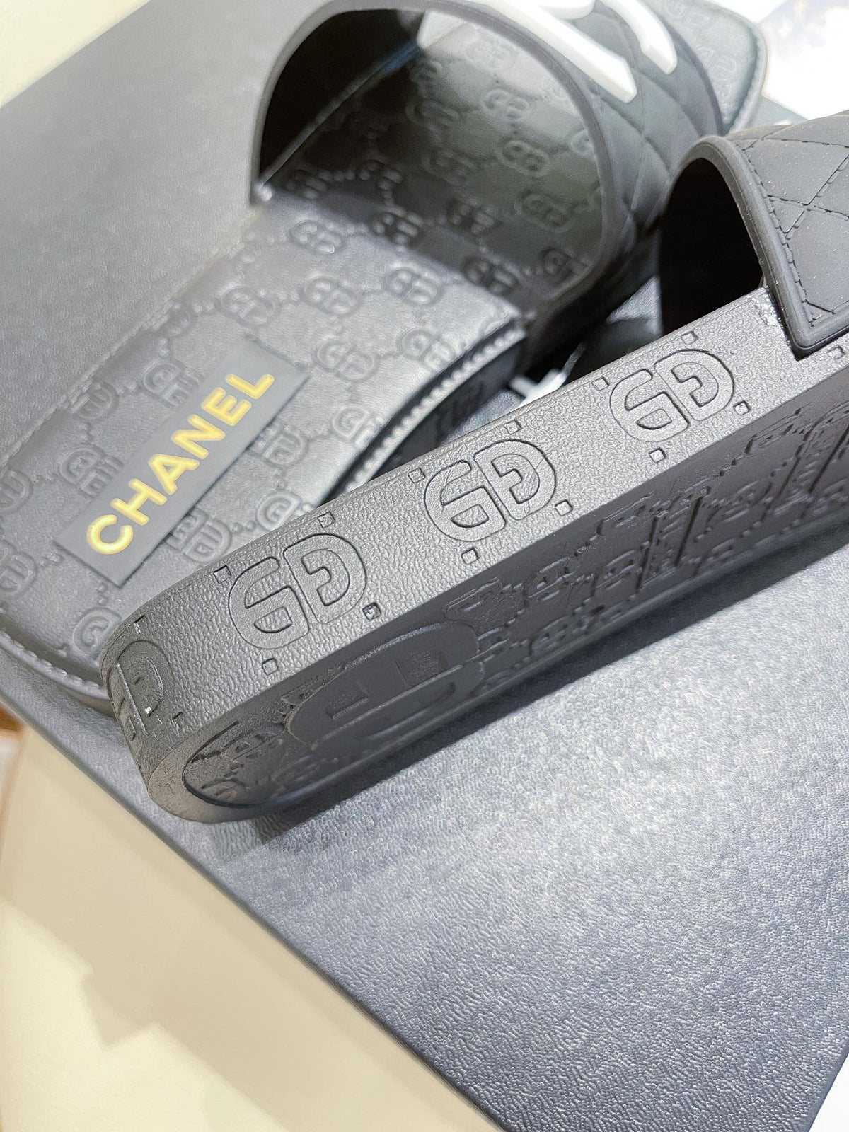 slides 2021 36-40 by Chanel - product image from the listing.