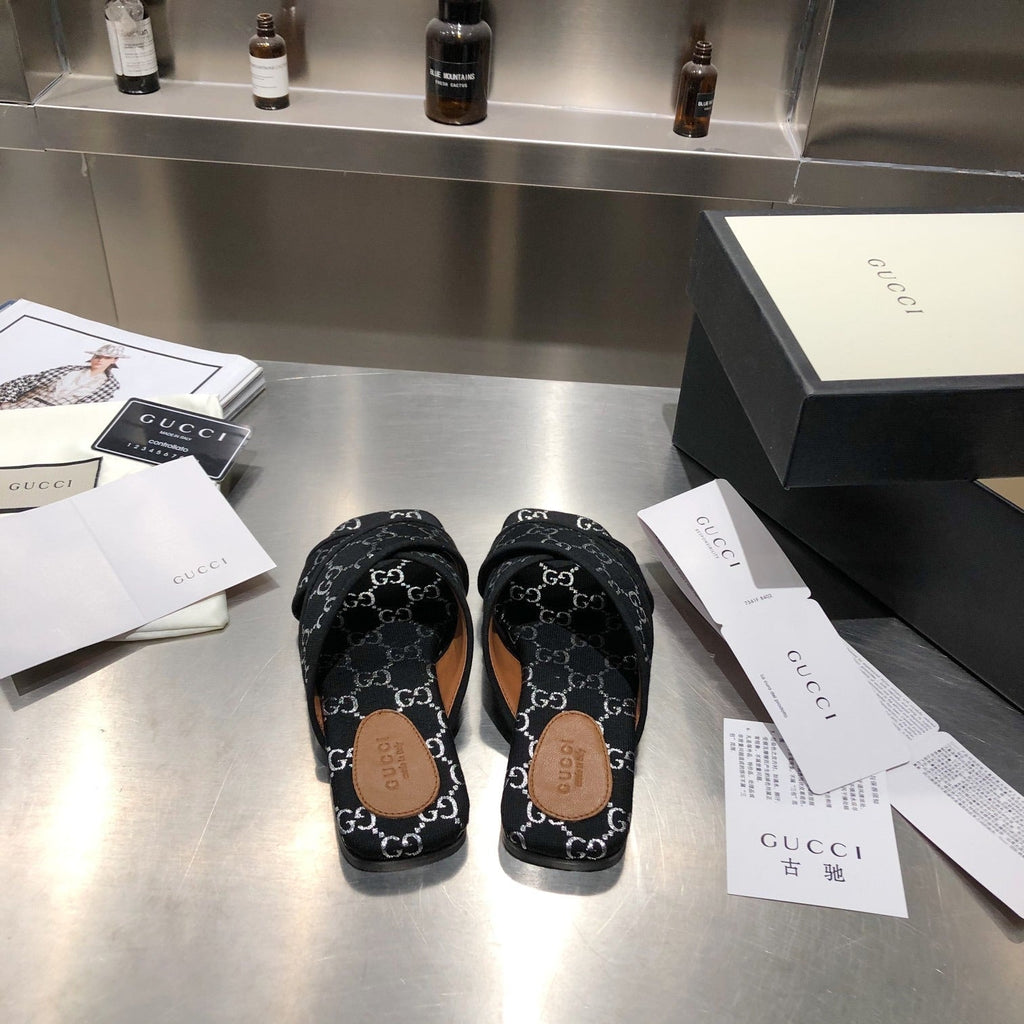 slides 2021 by Gucci - product photo shown in the listing for this item.