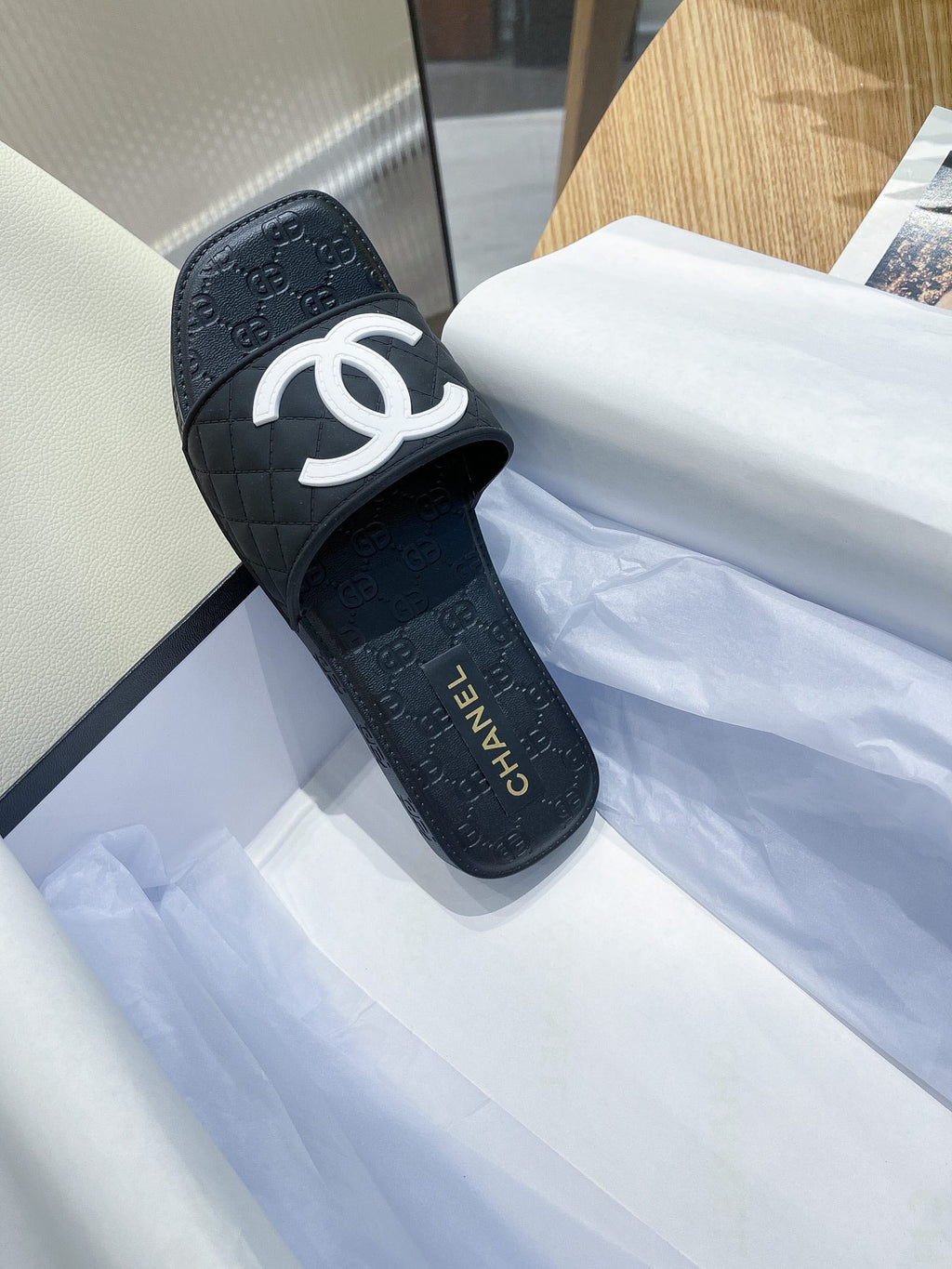 slides 2021 36-40 by Chanel - product image from the listing.