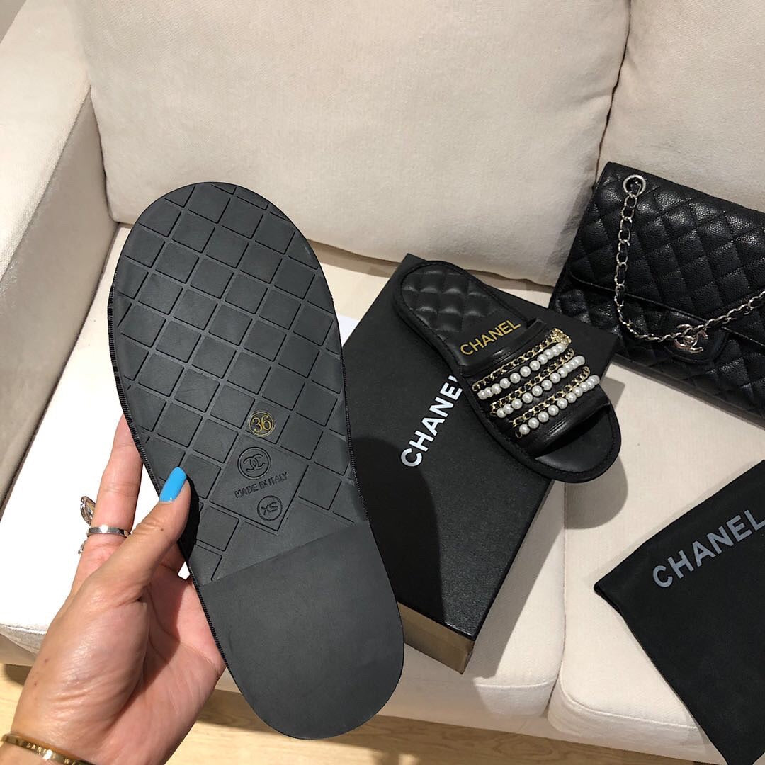 slides 2colors by Chanel - product photo shown in the listing for this item.