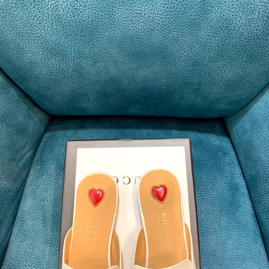 slides by Gucci - product photo shown in the listing for this item.