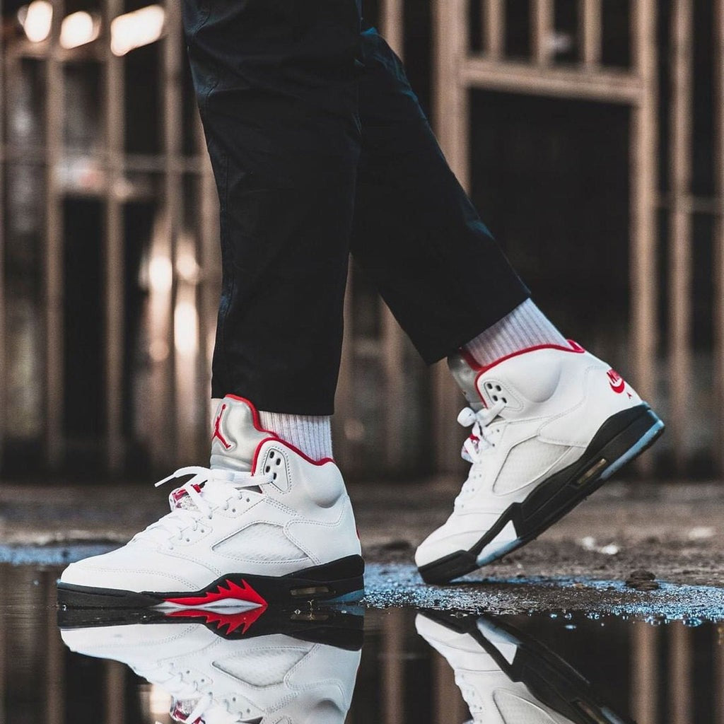 Fire Red Silver Tongue (2020) - Jordan 5 Retro - product image from the listing.