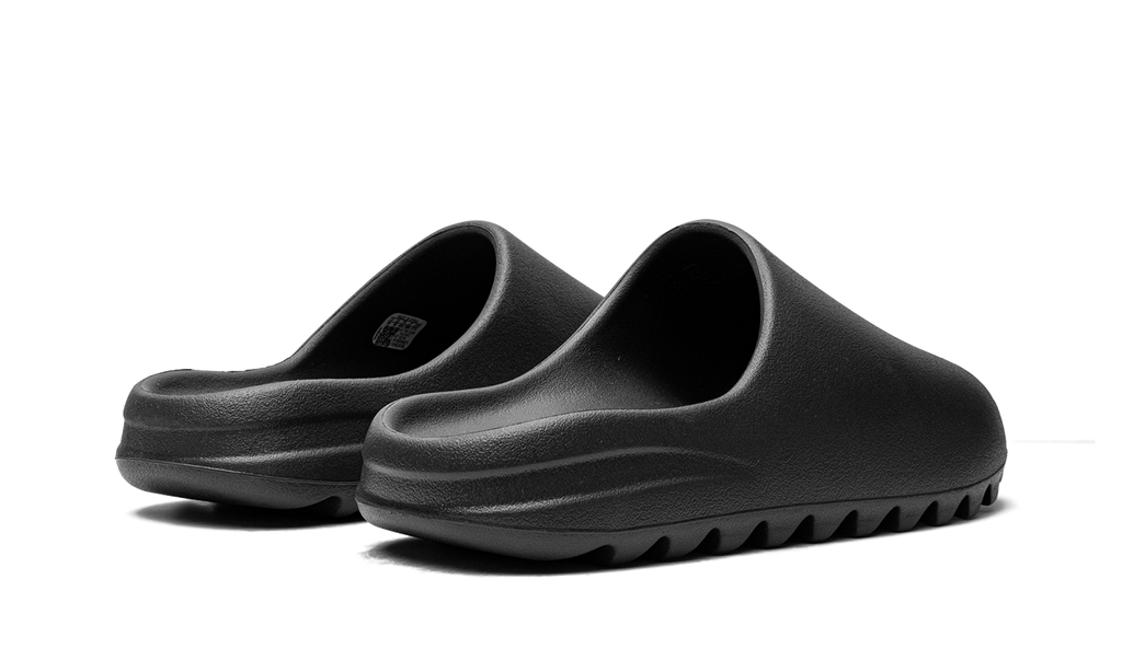 "Onyx 2022/2023" Yeezy Slide HQ6448 - product image from the listing.