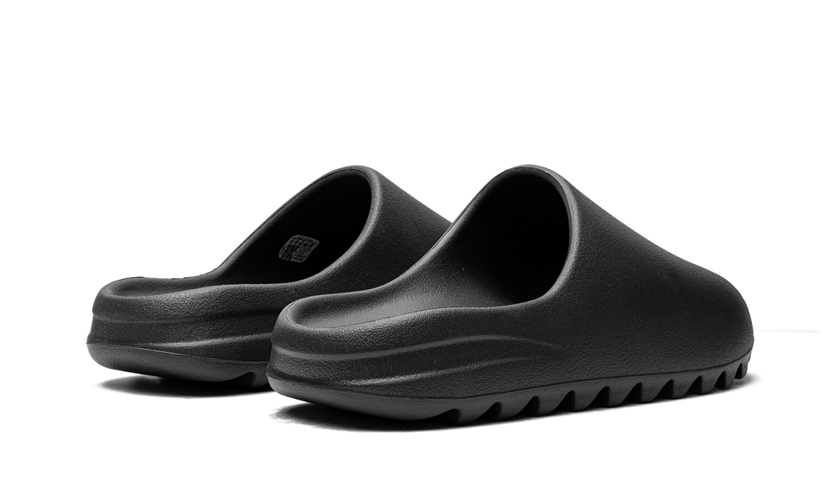 "Onyx 2022/2023" Yeezy Slide HQ6448 - product image from the listing.