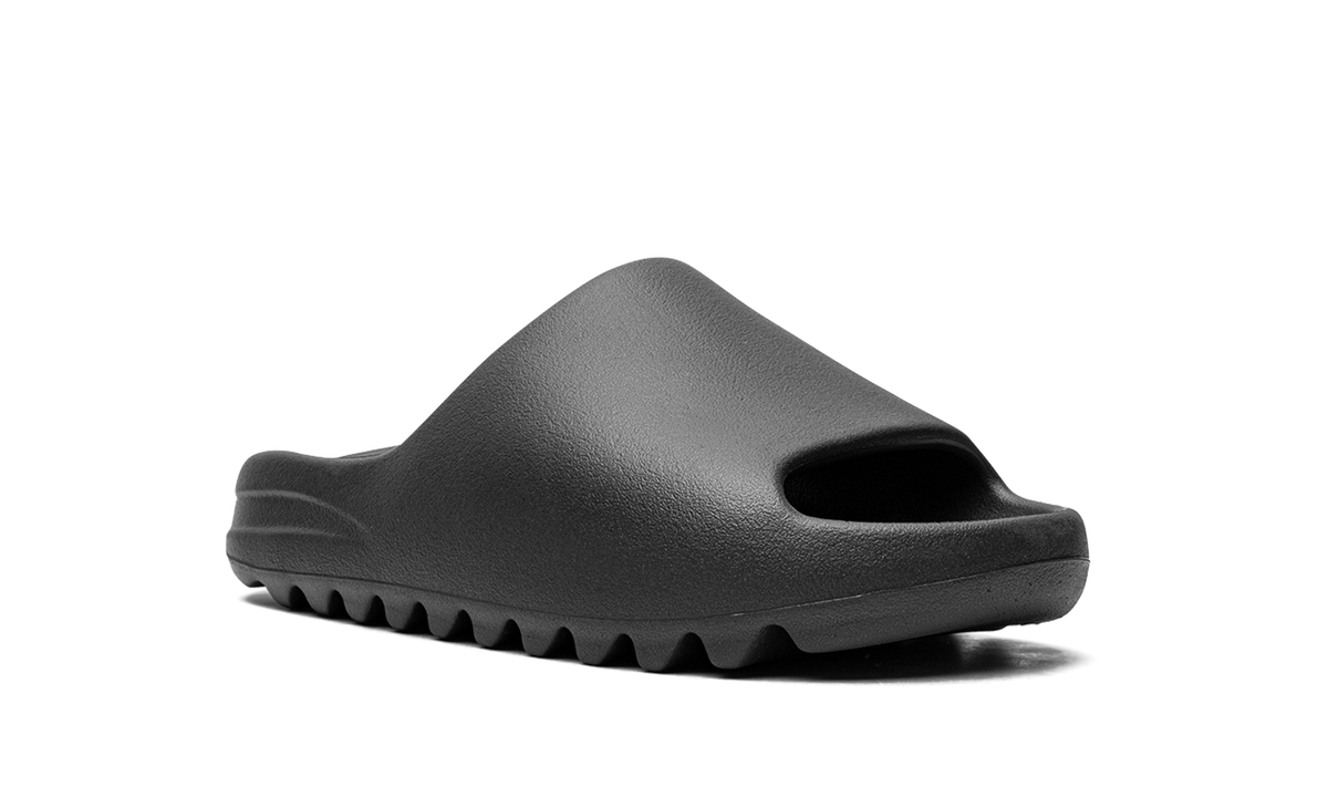 "Onyx 2022/2023" Yeezy Slide HQ6448 - product image from the listing.