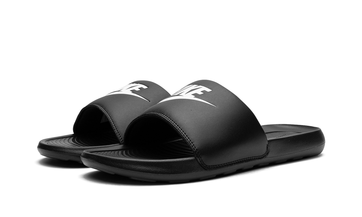 "Black White" Victori One Slide CN9675 002 - product image from the listing.