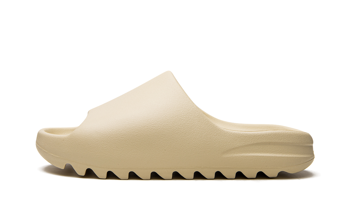 "Bone 2022" Yeezy Slide FZ5897 - product image from the listing.