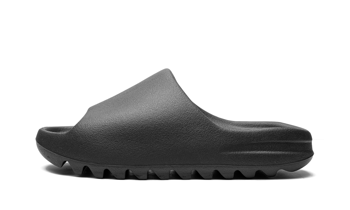 "Onyx 2022/2023" Yeezy Slide HQ6448 - product image from the listing.